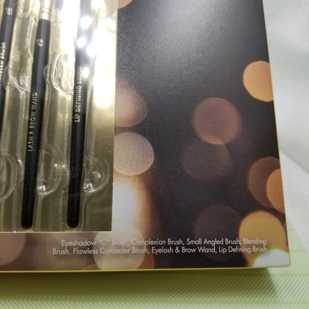 E.L.F. 7 pc Holiday Brush Set - Picture 2 of 6